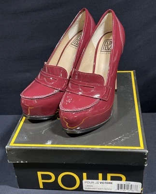 Pour La Victoire Larkin Borgoña Patente Suave 6 1/2 Foto 1 de 4