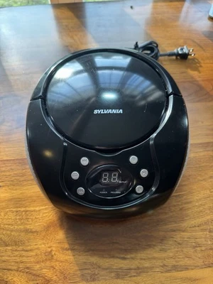 Портативный бумбокс для компакт-дисков Sylvania SRCD261B с радио AM/FM черный проверенный рабочий - Изображение 1 из 4