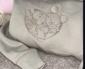 NEU Disney Mickey & Minnie Sweatshirt Herz bestickt XL Sand Travel Park - Bild 1 von 1