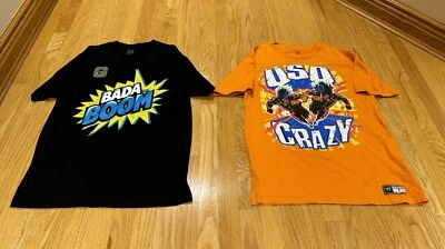 Lote De 2 Camisetas WWE Naranja USO y Bada Boom Lucha Para Hombre Manga Corta Talla M Foto 1 de 4