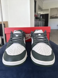 Nike Dunk Low Retro Uomo Bianco/Vintage Verde-Bianco (DV0833 111) Taglia 7.5 US - Foto 1 di 17