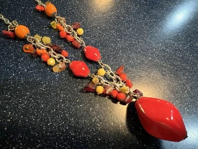 Collar de piedras astilladas amarillas, ámbar, naranja y cerámica esmaltada roja brillante Foto 1 de 4