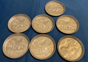KONVOLUT 7 GEPRÄGTE JAGDHUNDE IM HOLZ 50ER JAHRE ALUMINIUM UNTERSETZER SET - Bild 1 von 4