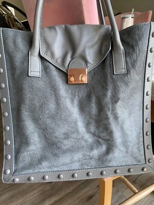 Bolso de Mano Loeffler Randall Pelo de Becerro Gris y Cuero en Excelente Estado Foto 1 de 4