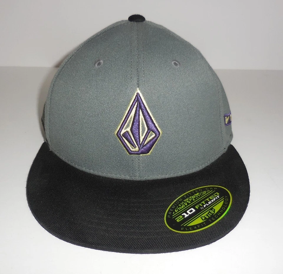 Gorra de béisbol Volcom 210 ajustada, 6 7/8-7 1/4 gris negra, logotipo púrpura Foto 1 de 4