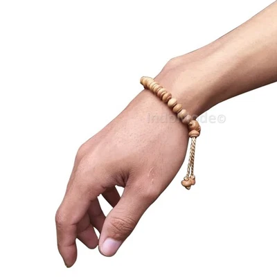 Pequeña pulsera Tasbih de cuentas contorneadas ajustables hechas a mano con cuentas de oración de sándalo Foto 1 de 4