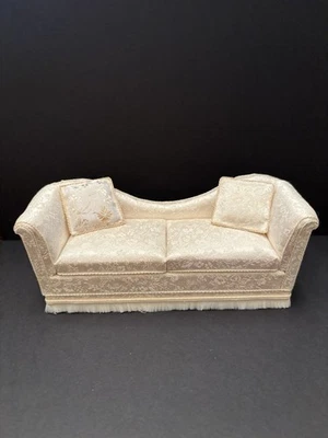 Sofá miniatura de tela crema con 2 almohadas para casa de muñecas escala 1/12 (firmado) Foto 1 de 4