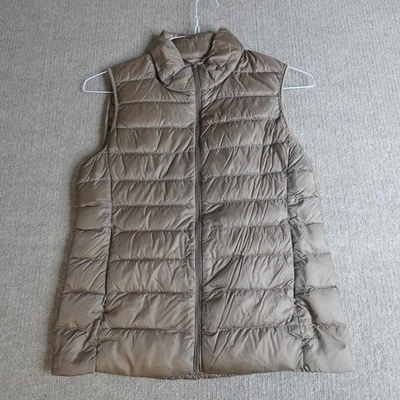 Chaleco acolchado Uniqlo para mujer pequeño beige relleno de plumón Foto 1 de 4