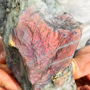 Hermoso espécimen mineral áspero cristal de labradorita púrpura natural grande 910 g - Imagen 1 de 15