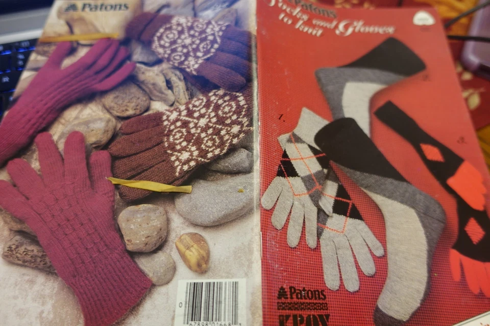 Patons Knitting Pattern Booklet 665 Socks & Gloves to Knit 22 designs (Kroy) - Image 1 of 1