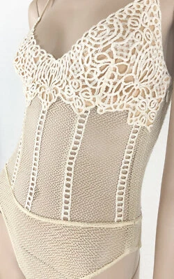 La Perla intricate macrame lace Bodysuit has an underwire lined cup AU 14 Nude Foto 1 de 3