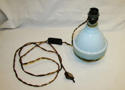 PIED DE LAMPE EN OPALINE BLEU PALE ELECTRIFIE ANCIEN - Photo 1/4