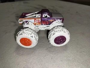Monster Trucks 1:64 - Super Mario Jurassic World Spongebob Glow Hot Wheels Autos - Bild 1 von 3