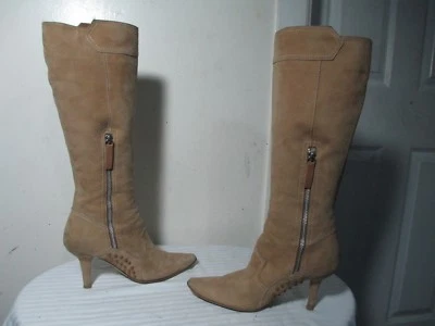 BOTAS HASTA LA RODILLA TOD’S MUJER GAMUZA TOSTADA LOGOTIPO 'T' DETALLE BOTÓN CREMALLERA LATERAL 36 US 5.5 Foto 1 de 4