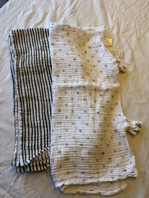 Manta de bebé Aden + Anais negra + blanca cubierta de asiento de coche muselina blanco algodón estrellas Foto 1 de 3