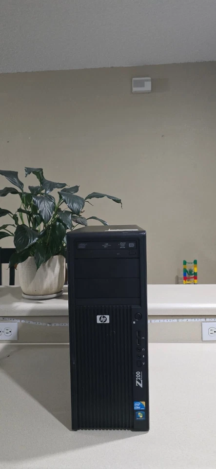 Estación de trabajo HP Z200, Intel i3-530 2,93 GHz y 4 GB RAM 500 GB HDD - Windows 10 Pro Foto 1 de 4