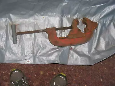 THE RIDGE TOOL CO RIDGID PIPE CUTTER 2 1/2"-4" HEAVY DUTY - Image 1 of 4