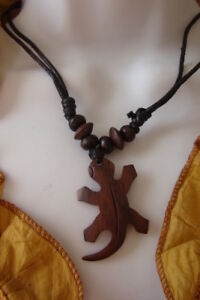 Collier ethnique pendentif gecko margouillat lézard salamandre en bois exotique