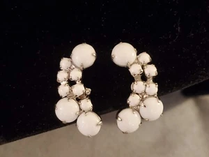Vintage Milk Glass Rhinestone Screwback Earrings Rhodium Plate Elegant - Picture 1 of 6