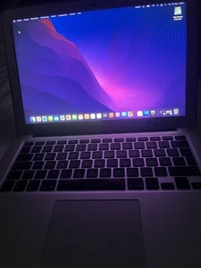 Apple MacBook Air 13,3 Zoll (128GB SSD, Intel Core i5 5. Gen., 2,90GHz, 8GB RAM) - Bild 1 von 3