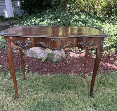 Antiga mesa de entrada francesa embutida de latão 1800’s - Imagem 1 de 4