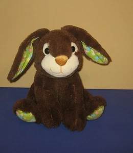 Peluche de conejo de chocolate brillante sentado de 9" con patas y orejas de flores de pana - Imagen 1 de 1