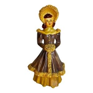 Vintage handbemalte Kreidefigur Frau in Aubergine mit Haube & Handmuff - Bild 1 von 11