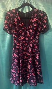 All Saints Luca Eira Kleid - UK Größe 2/US 0 schwarz & rot geblümt - neu mit Etikett - Bild 1 von 5