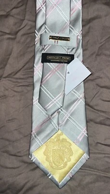 Donald J Trump 签名系列 领带 金条 Crest 100% 真丝 灰色 粉色 白色 — 第 1/4 张图片