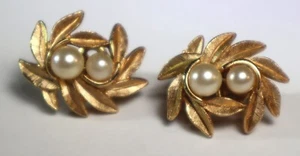 Vintage Avon Evening Creations Faux Pearl Gold Tone Clip On Earrings 1 Inch Long - Picture 1 of 6