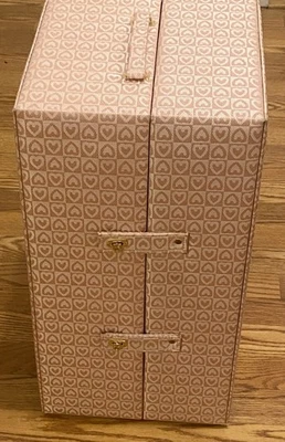 "Baúl de muñeca de madera cubierto de tela Pink Hearts para muñecas de 18""" Foto 1 de 4