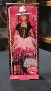 MIB Barbie M3523 2008 Fashion Spell Halloween Puppe rosa/schwarze Haare - Bild 1 von 6