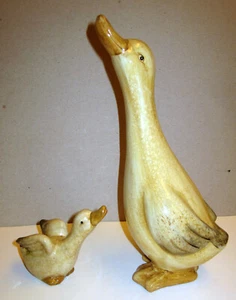 Ente mit jungem Entchen, Keramik Farbe beige Höhe ca.24 cm groß - Bild 1 von 3