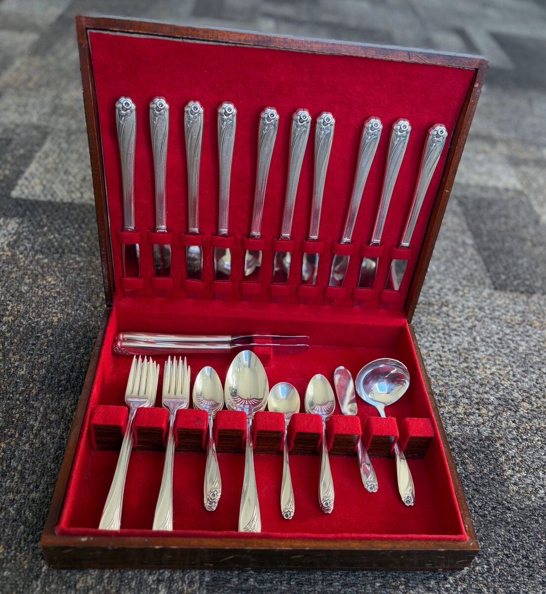 1847 Rogers Bros Daffodil In Collectible Flatware 1847 Rogers Bros Daffodil In Collectible Flatware