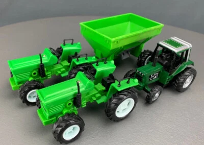4X Lot 1/32 Scale - Three Green Farm Tractors One Green Feed Trailer D0137 - Image 1 of 4