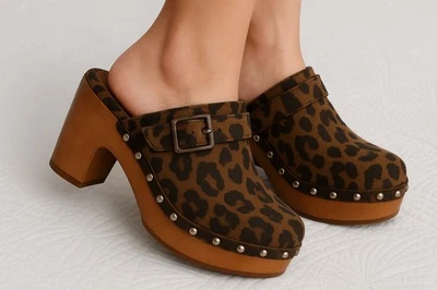 Zuecos de plataforma Vince Camuto Ceena estampado de leopardo gamuza con tachuelas doradas talla 8,5 Boho Foto 1 de 4