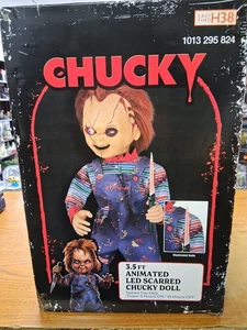 Bambola Chucky cicatrizzata LED animata 3,5 piedi - decorazione Halloween attivata dal movimento - Foto 1 di 2