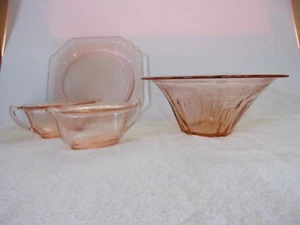 Prinzessin rosa 9 1/2" Hut-förmige Schüssel, 8" Salatteller und Milchkännchen & Zucker - Bild 1 von 12