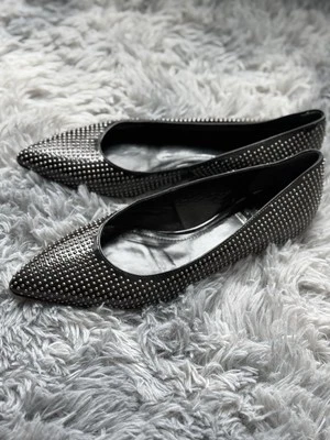 博柏利黑色尖头平底鞋带银色耳钉装饰 - EU 37 码  — 第 1/2 张图片