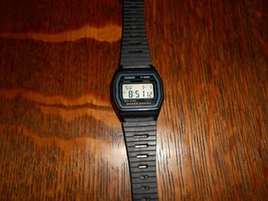 Reloj de pulsera digital E VINTAGE Casio F-28W 1156 funciona muy bien BATERÍA NUEVA - Imagen 1 de 7