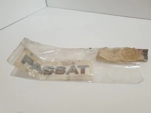 GENUINO VW PASSAT TAPA MALETERO TRASERO LOGO EMBLEMA 3B0853687 - Imagen 1 de 5