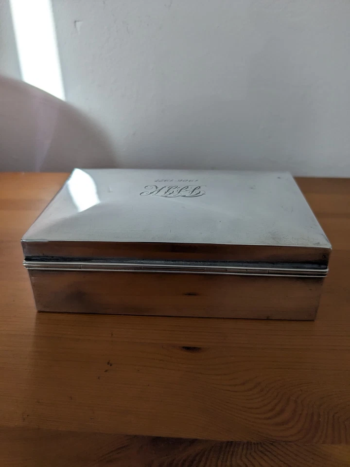 SUPERB EDWARDIAN STERLING SILVER CIGARETTE BOX, LONDON HALLMARK 9.3 OUNCES  - Image 1 of 4