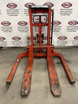 "Apilador manual de gato/camión Interthor LX515514 42"" 2200 lb 32"" altura máxima" Foto 1 de 4