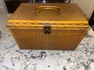 Vtg Faux Basket Weave Wilson Wil-Hold Plastic Hinged Sewing Basket Box 2 Trays - Picture 1 of 4