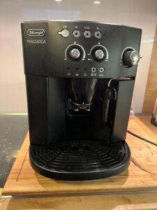 DeLonghi Magnifica ESAM 4000 Schwarz 2 Tassen Kaffeevollautomat - Schwarz