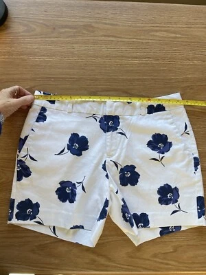 Banana Republic Pantalones Cortos Blanco Con Flores Azules Talla 4, Cremallera Frontal y Clip con Bolsillos Foto 1 de 4