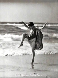 Isadore Duncan bailando en la playa 8,5x11" estampado fotográfico historia de bailarines famosos - Imagen 1 de 1
