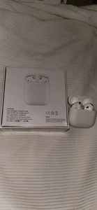 Apple AirPods 2nd Generation with Charging Case - White - Photo 1 sur 1