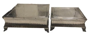 Soportes para pasteles de boda 2 piezas 18” y 14” cuadrados plateados en relieve meseta de metal con patas - Imagen 1 de 23