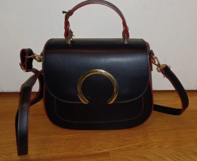 Черная итальянская кожаная сумочка с красной отделкой, новая с недостатками в золотых акцентах - Изображение 1 из 4